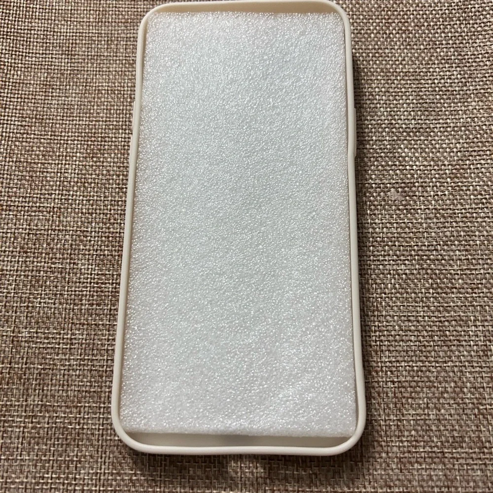 iPhone 14 Plus Case Cream w Flowers See description for compatible iPhones  NWOT